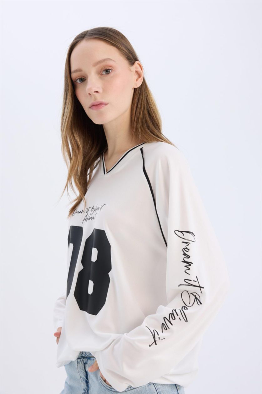 Kadın Kırık Beyaz Oversize Geniş Kalıp V Yaka Baskılı Forma Kumaşı Uzun Kollu Tişört