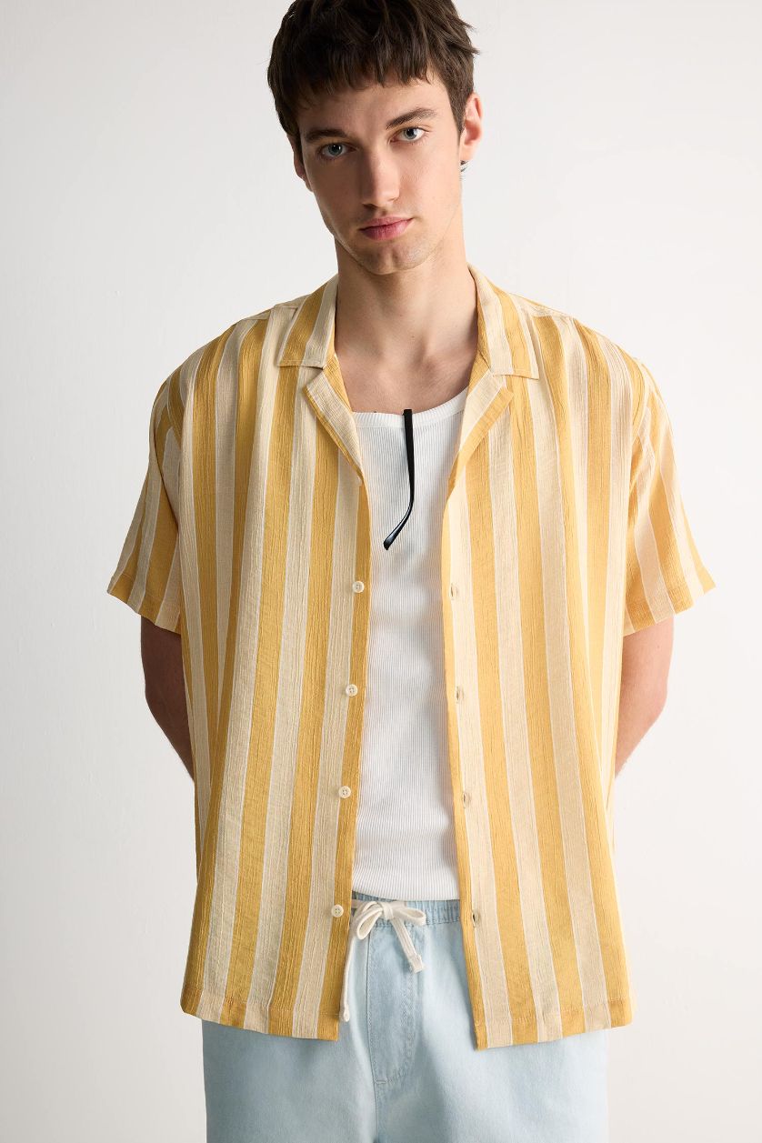 Erkek Açık Sarı Regular Fıt Apaş Yaka Baskılı Çizgili Kısa Kollu Gömlek