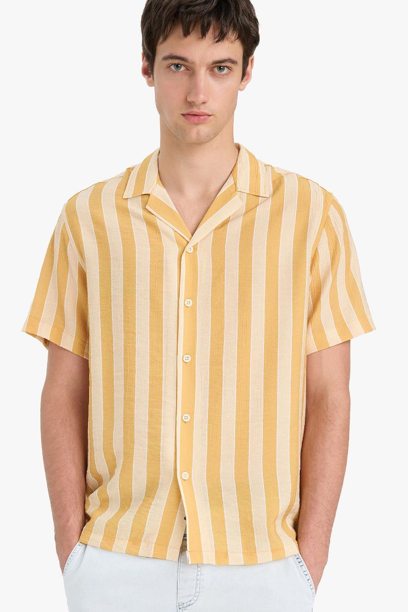 Erkek Açık Sarı Regular Fıt Apaş Yaka Baskılı Çizgili Kısa Kollu Gömlek