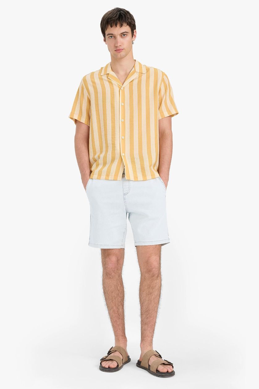 Erkek Açık Sarı Regular Fıt Apaş Yaka Baskılı Çizgili Kısa Kollu Gömlek