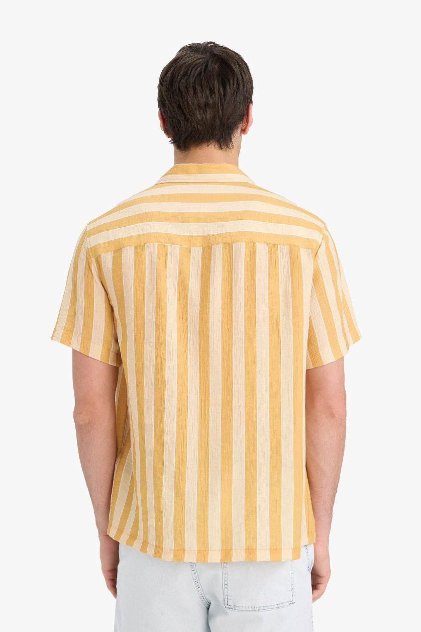 Erkek Açık Sarı Regular Fıt Apaş Yaka Baskılı Çizgili Kısa Kollu Gömlek