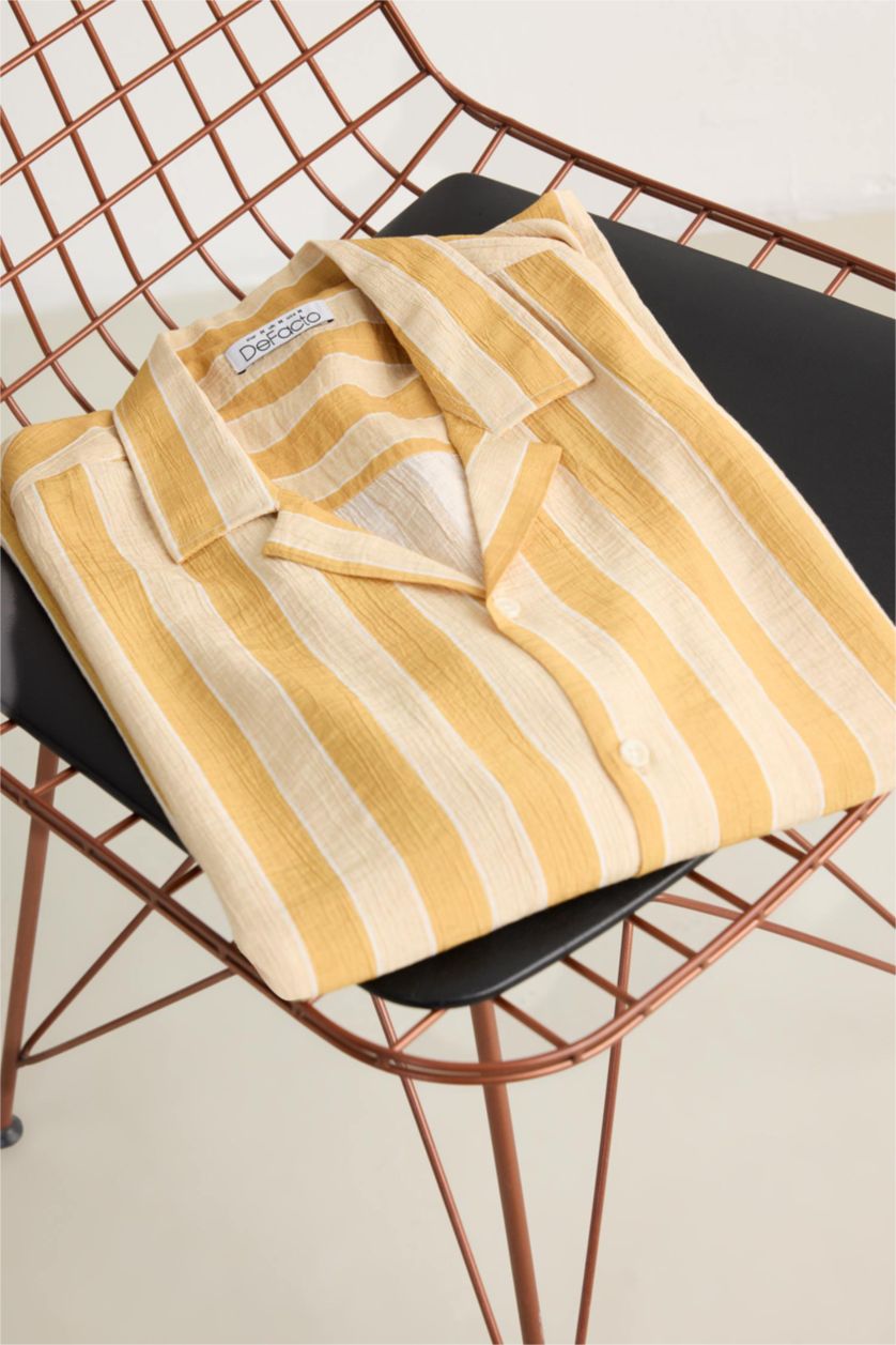 Erkek Açık Sarı Regular Fıt Apaş Yaka Baskılı Çizgili Kısa Kollu Gömlek