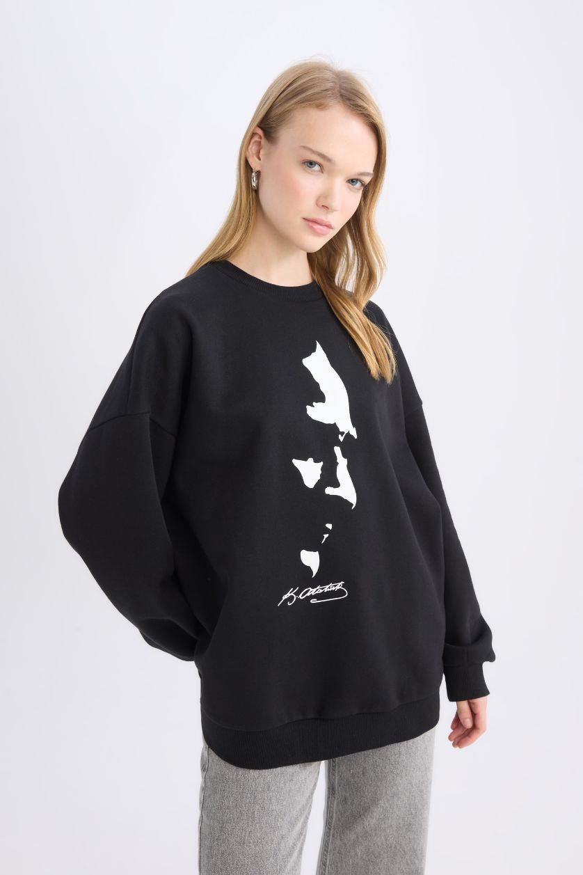 Kadın Siyah Oversize Geniş Kalıp Bisiklet Yaka Atatürk Baskılı Sweatshirt