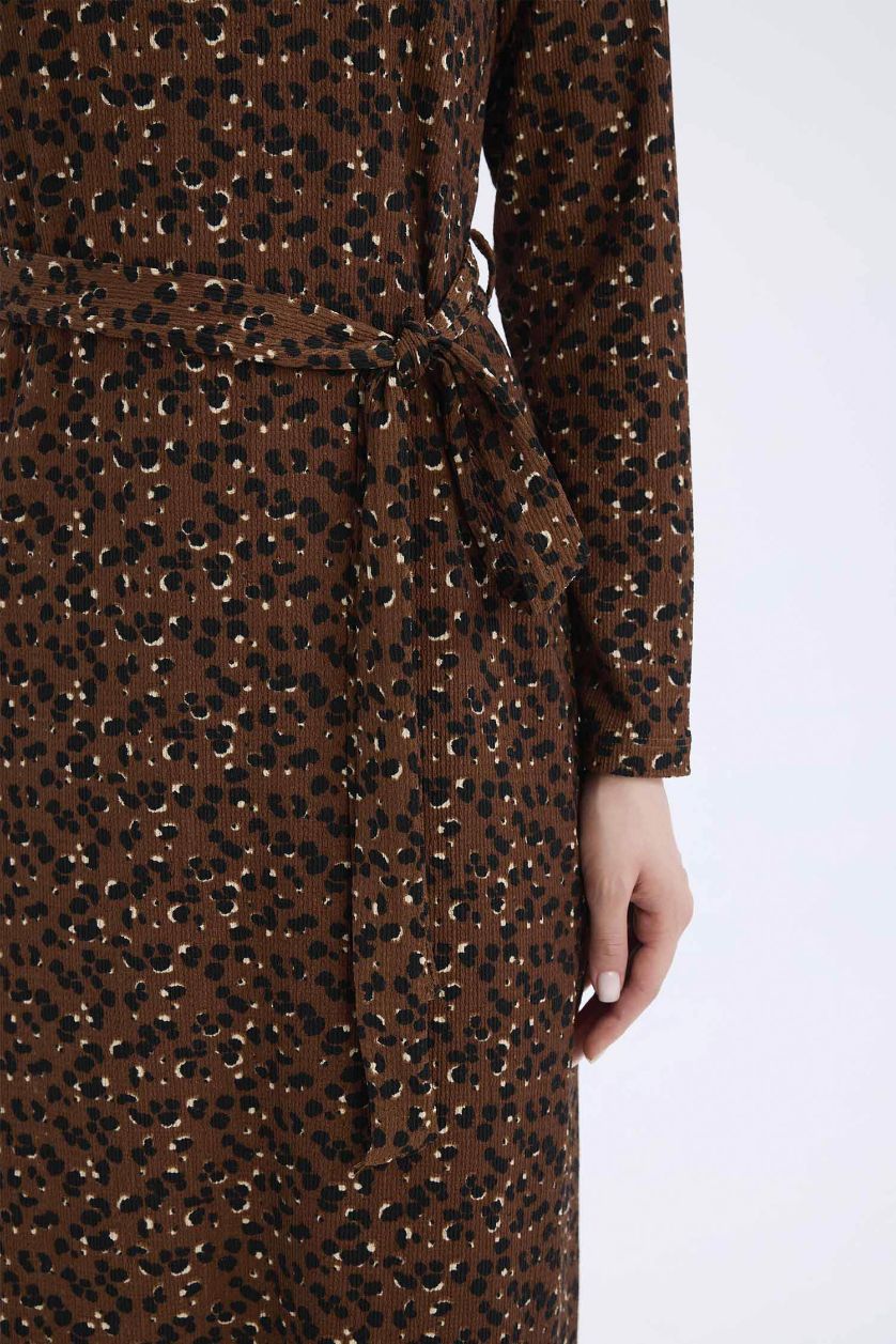 Kadın Kahve 	Regular Fit Bisiklet Yaka Desenli Uzun Kollu Bürümcük Maxi Elbise