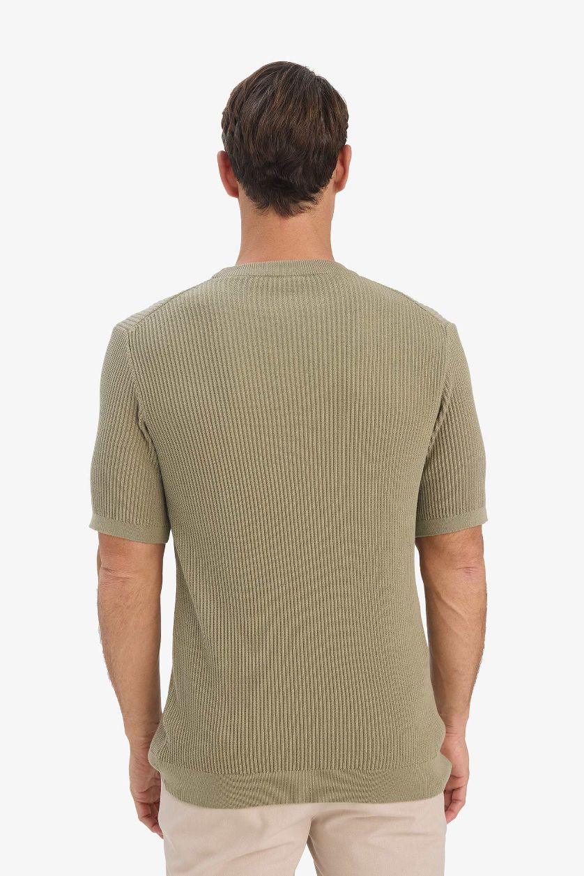 رجال كاكي فاتح تيشيرت تريكو قصة عادية برقبة مستديرة