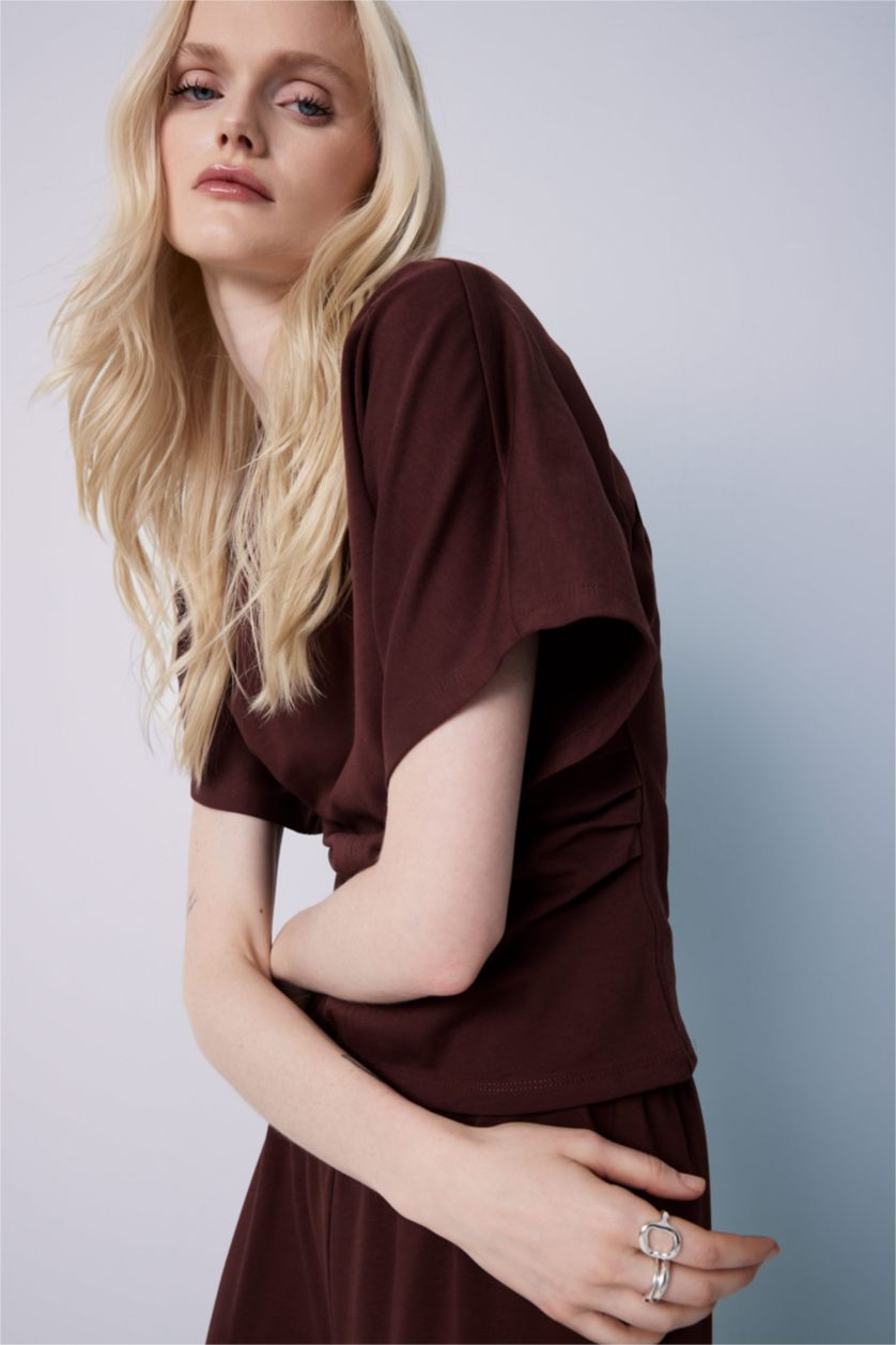 Kadın Bordo Slim Fit Dar Kesim Bisiklet Yaka Drapeli Premium Kısa Kollu Tişört