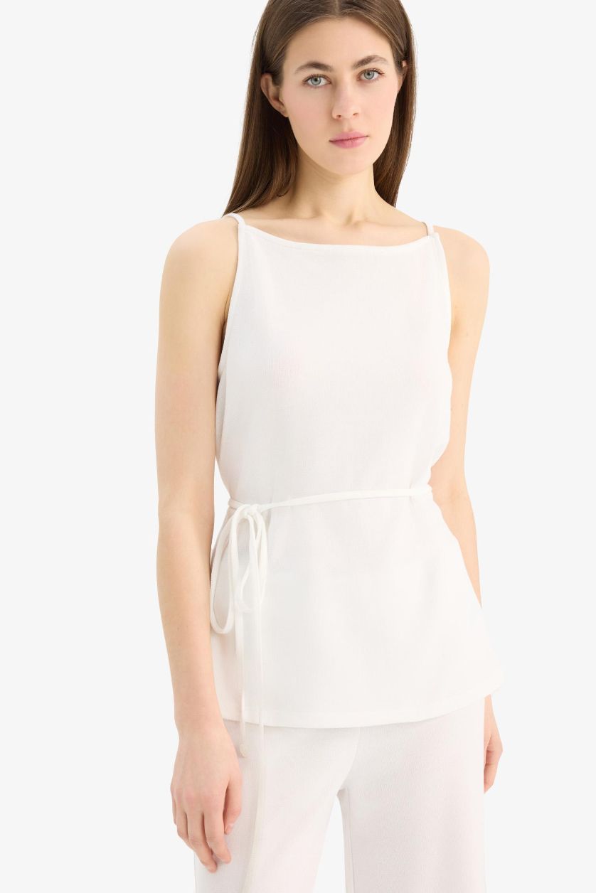 Kadın Kırık Beyaz Regular Fit Kayık Yaka Bağcıklı Pike Kolsuz Bluz