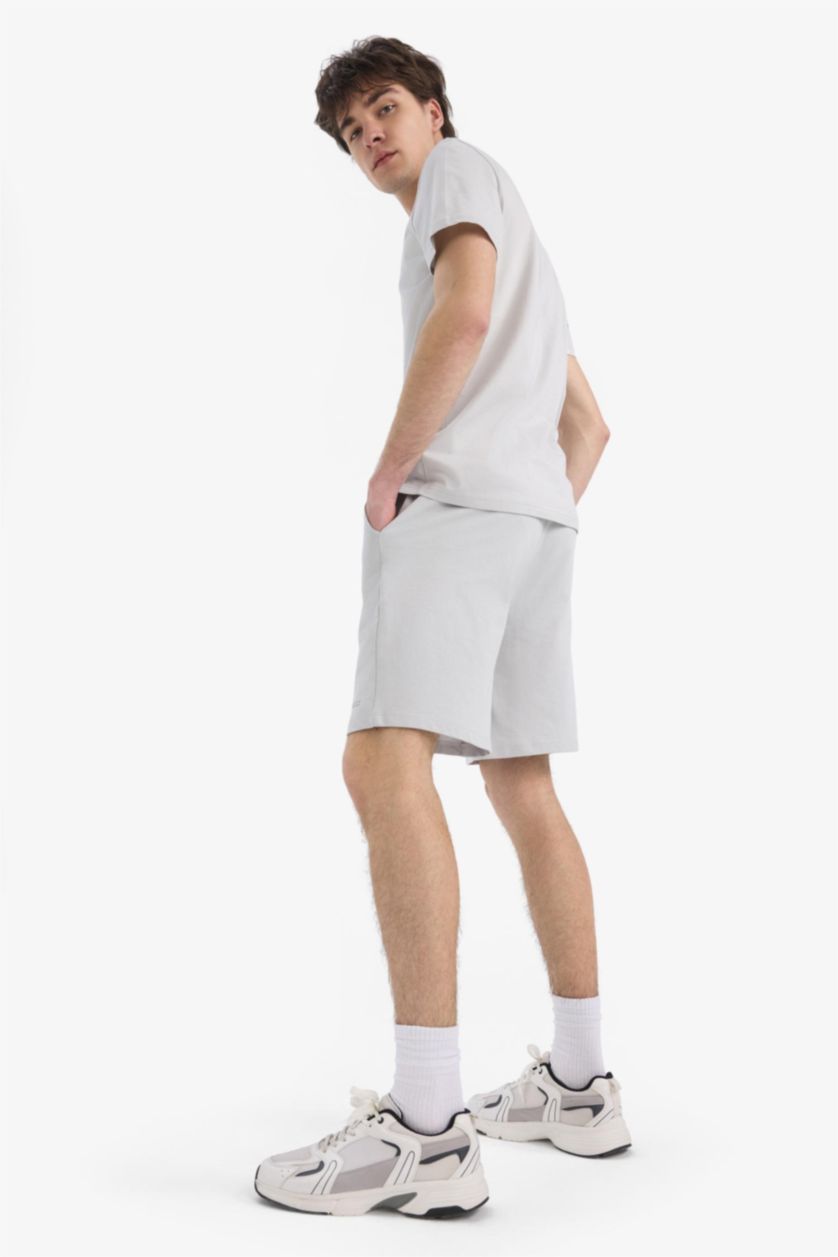 رجال رمادي فاتح شورت بطبعة شعار بجيب