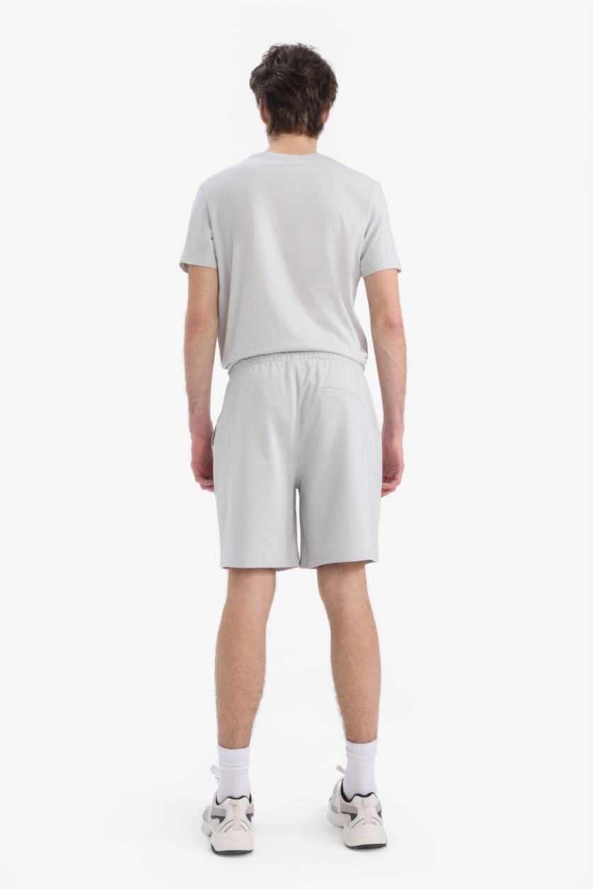 رجال رمادي فاتح شورت بطبعة شعار بجيب