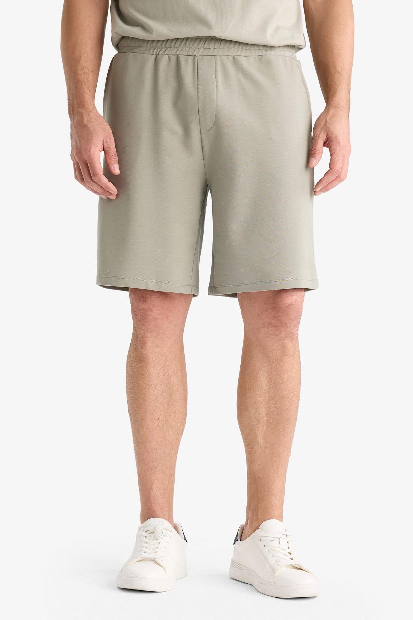 رجال كاكي فاتح شورت بطبعة شعار بجيب