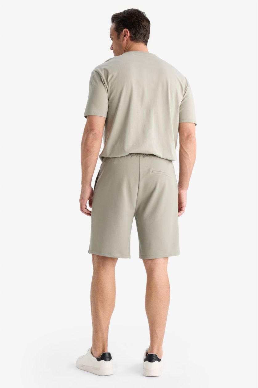 رجال كاكي فاتح شورت بطبعة شعار بجيب