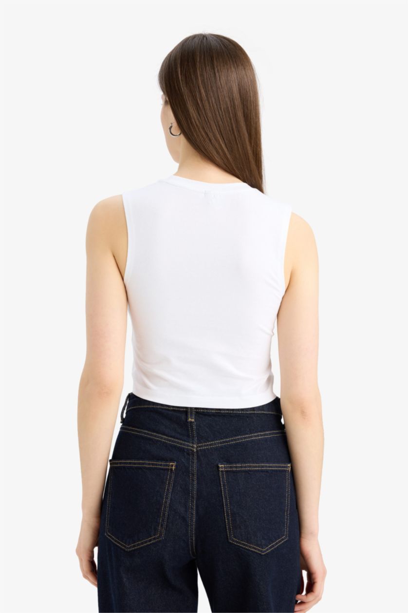 Woman White Slim Fit Basic Round Collar Tank Top