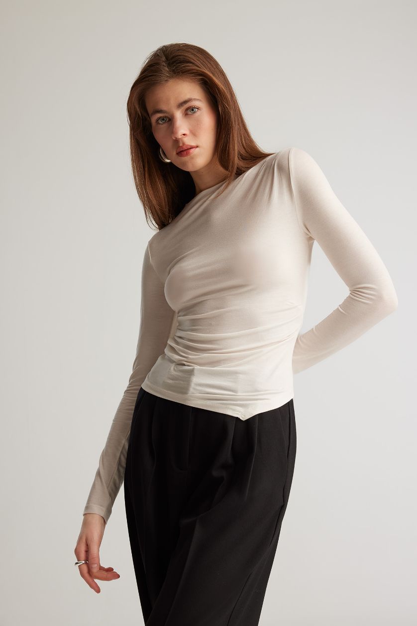 نساء بيج فاتح تيشيرت بأكمام طويلة و رقبة مستديرة