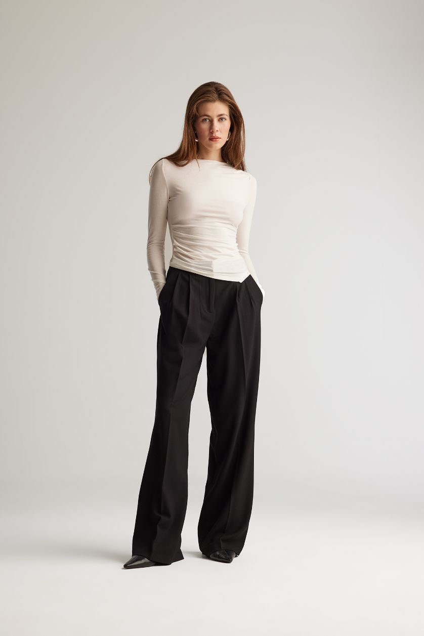 نساء بيج فاتح تيشيرت بأكمام طويلة و رقبة مستديرة