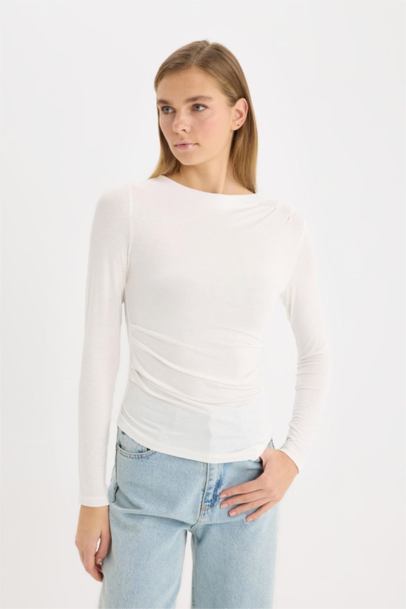 نساء بيج فاتح تيشيرت بأكمام طويلة و رقبة مستديرة