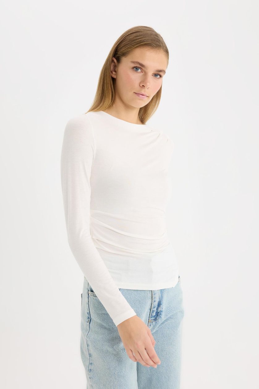 نساء بيج فاتح تيشيرت بأكمام طويلة و رقبة مستديرة