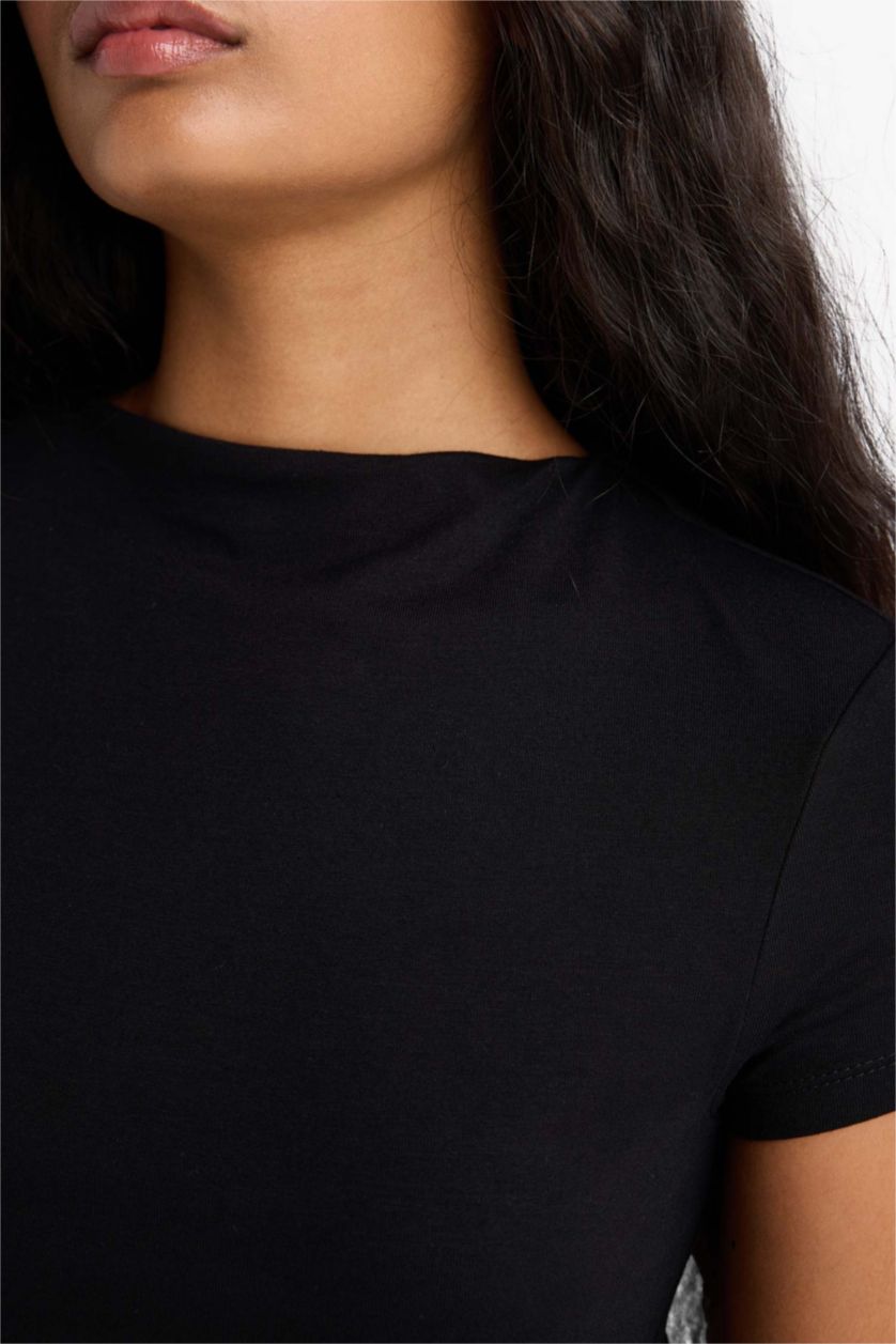 Kadın Siyah Slım Fıt Yarım Balıkçı Yaka Kısa Kollu Tişört