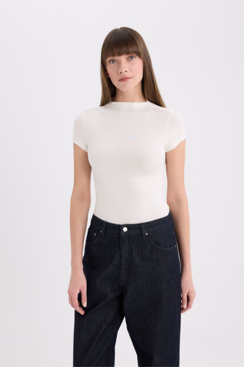 Kadın Ekru Slim Fit Dar Kesim Yarım Balıkçı Yaka Soft Touch Kısa Kollu Tişört