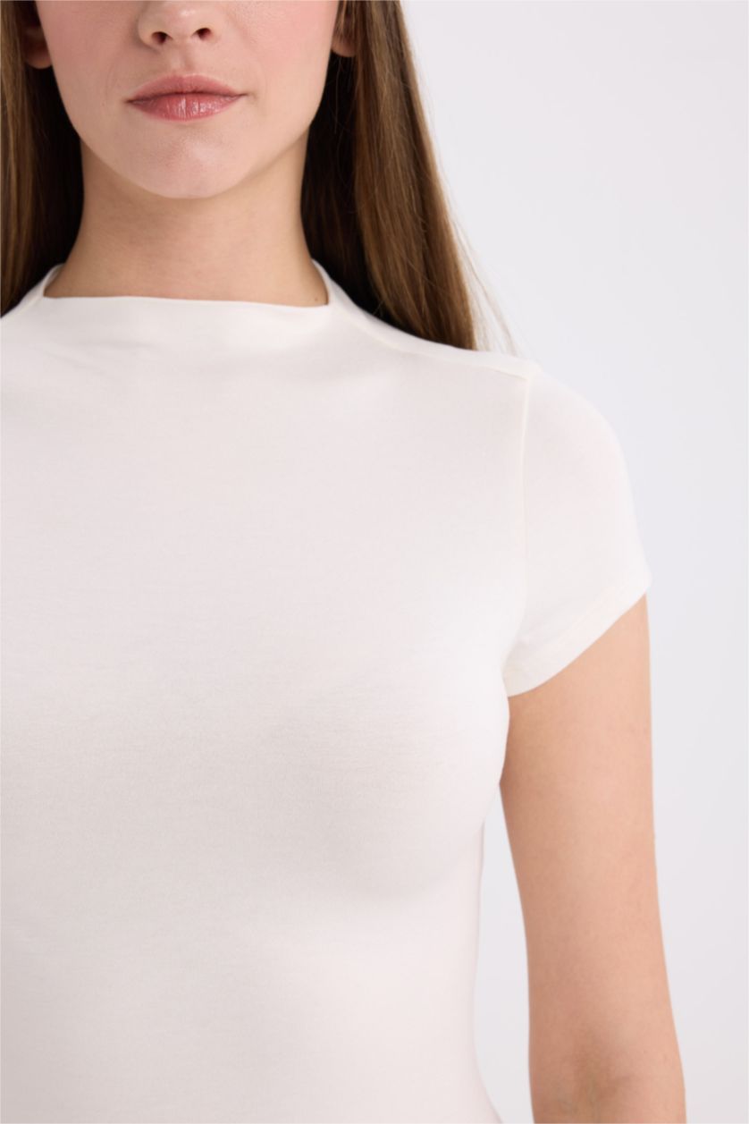 Kadın Ekru Slim Fit Dar Kesim Yarım Balıkçı Yaka Soft Touch Kısa Kollu Tişört