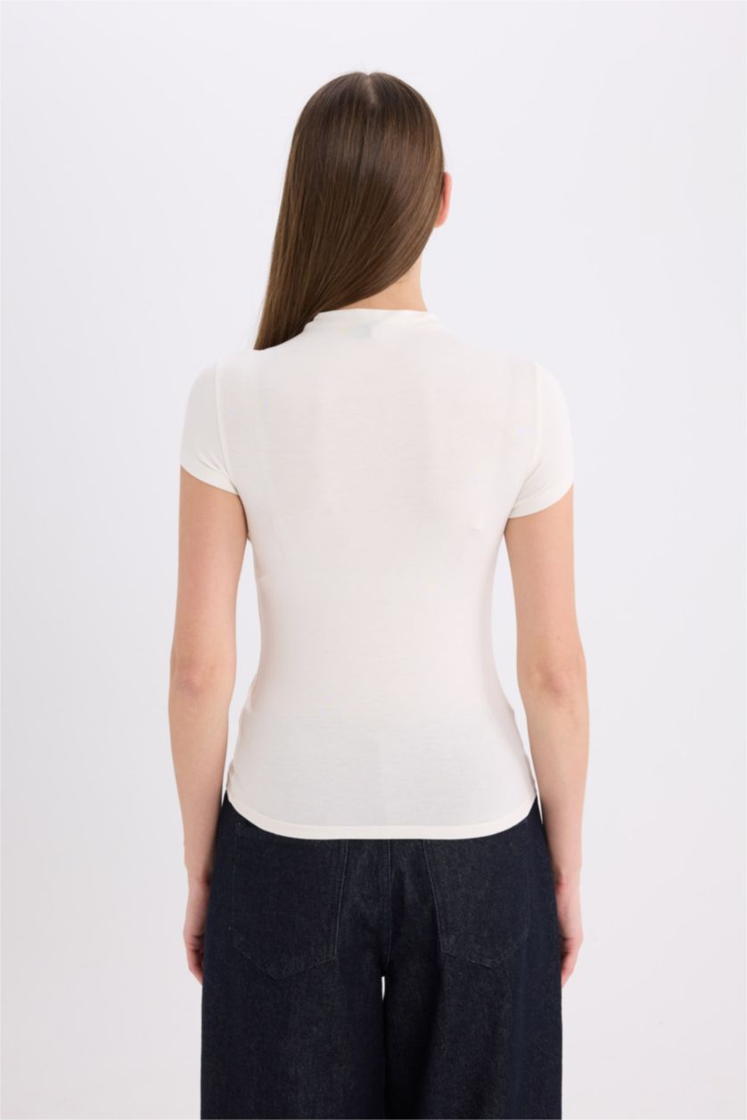 Kadın Ekru Slim Fit Dar Kesim Yarım Balıkçı Yaka Soft Touch Kısa Kollu Tişört
