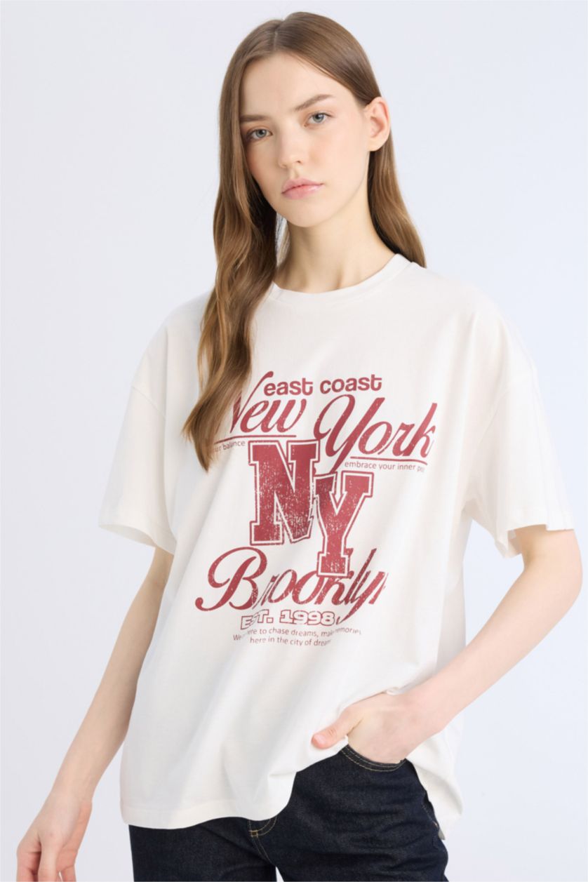 Woman White Oversize Fit Crew Neck Printed T-Shirt