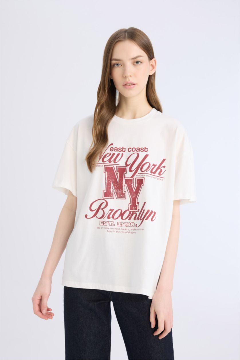 Woman White Oversize Fit Crew Neck Printed T-Shirt