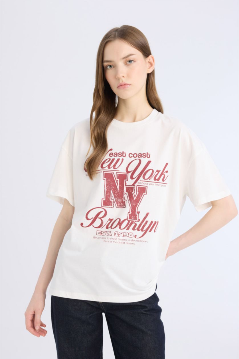 Woman White Oversize Fit Crew Neck Printed T-Shirt