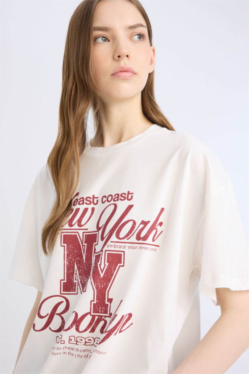 Woman White Oversize Fit Crew Neck Printed T-Shirt