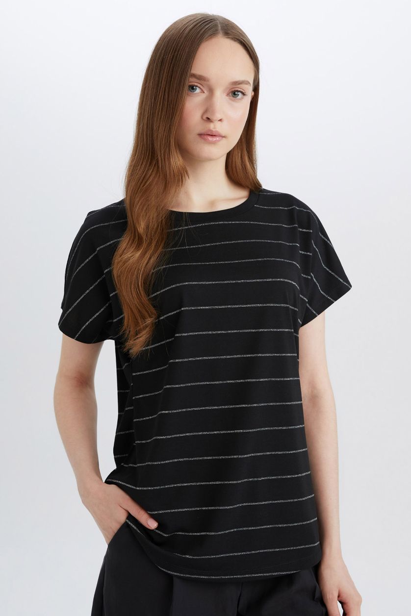Kadın Siyah Çizgili Kısa Kollu Tişört