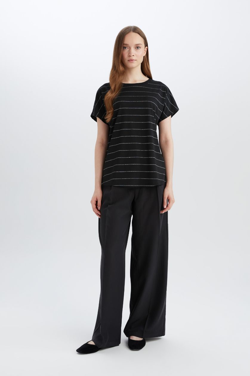 Kadın Siyah Çizgili Kısa Kollu Tişört