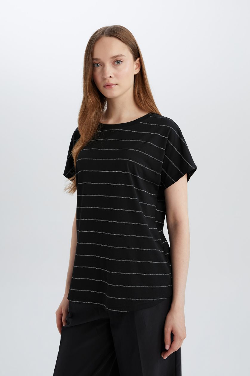 Kadın Siyah Çizgili Kısa Kollu Tişört