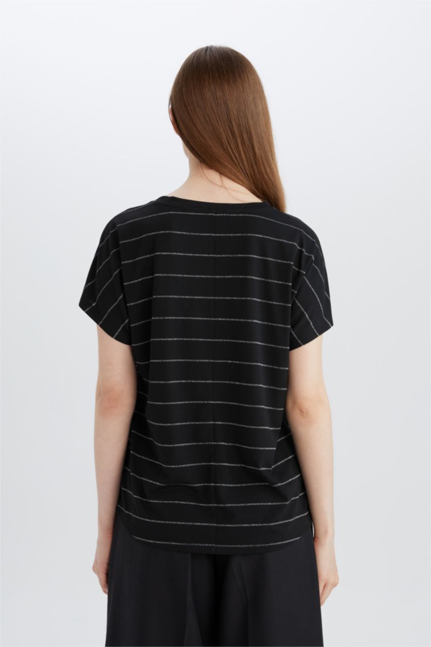 Kadın Siyah Çizgili Kısa Kollu Tişört