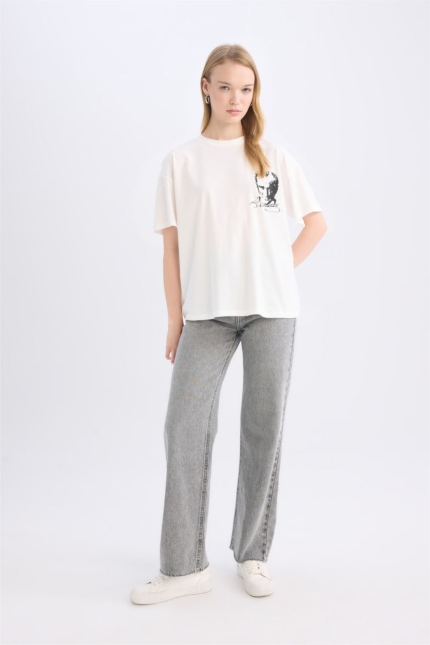 Kadın Kırık Beyaz Oversize Geniş Kalıp Atatürk Baskılı Kısa Kollu Tişört