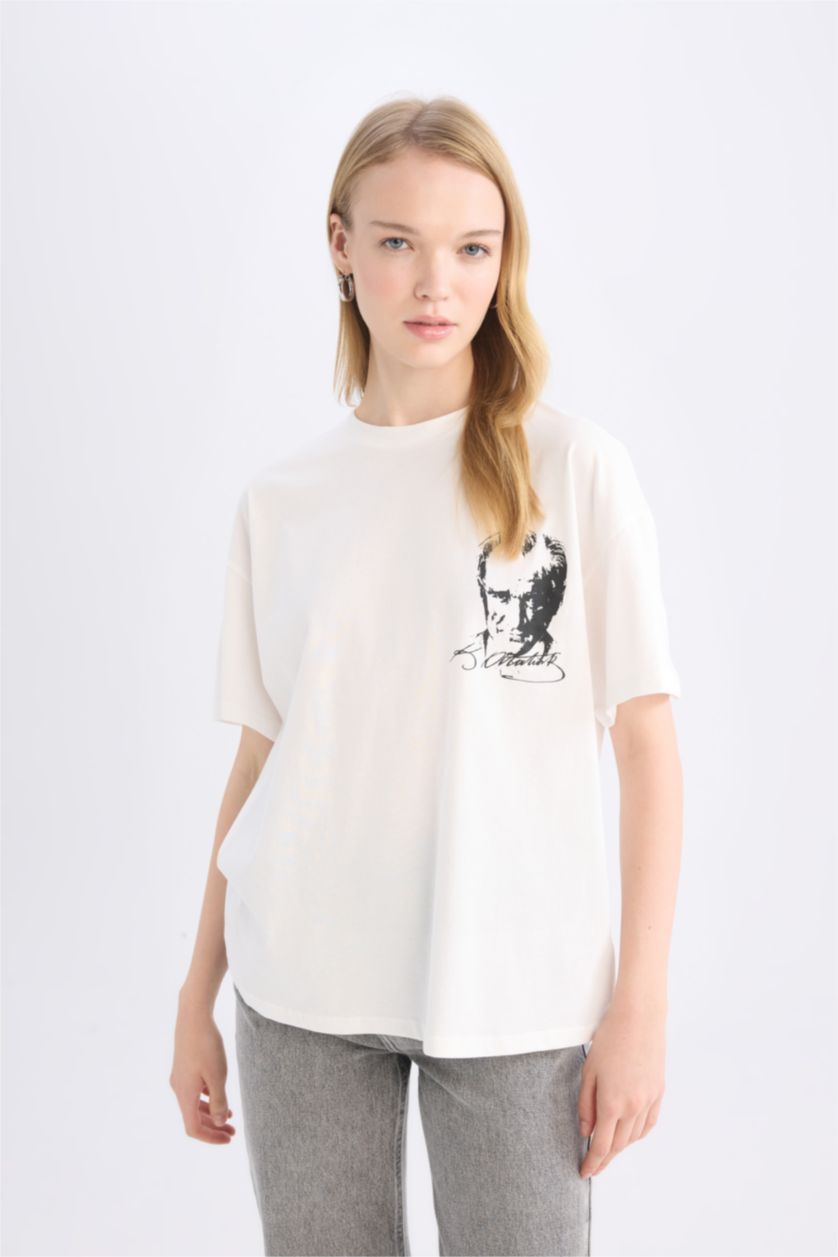 Kadın Kırık Beyaz Oversize Geniş Kalıp Atatürk Baskılı Kısa Kollu Tişört