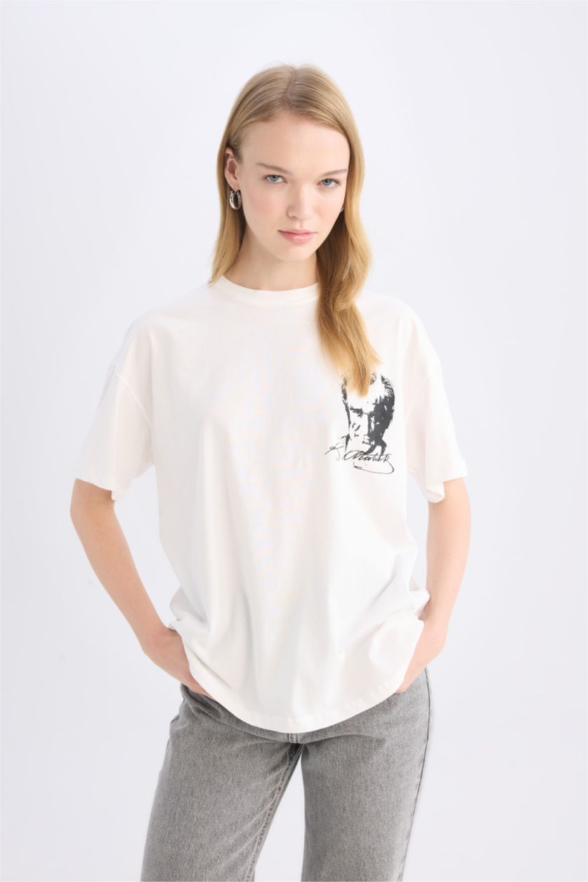 Kadın Kırık Beyaz Oversize Geniş Kalıp Atatürk Baskılı Kısa Kollu Tişört