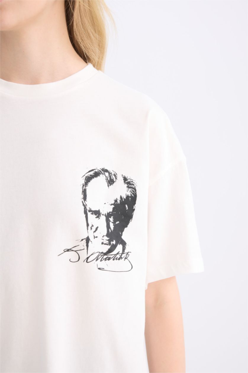 Kadın Kırık Beyaz Oversize Geniş Kalıp Atatürk Baskılı Kısa Kollu Tişört