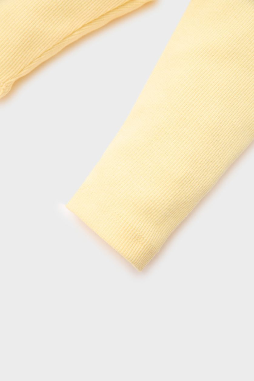 طفلة صغيرة أصفر بنطرون بناتي مضلع قصة عادية