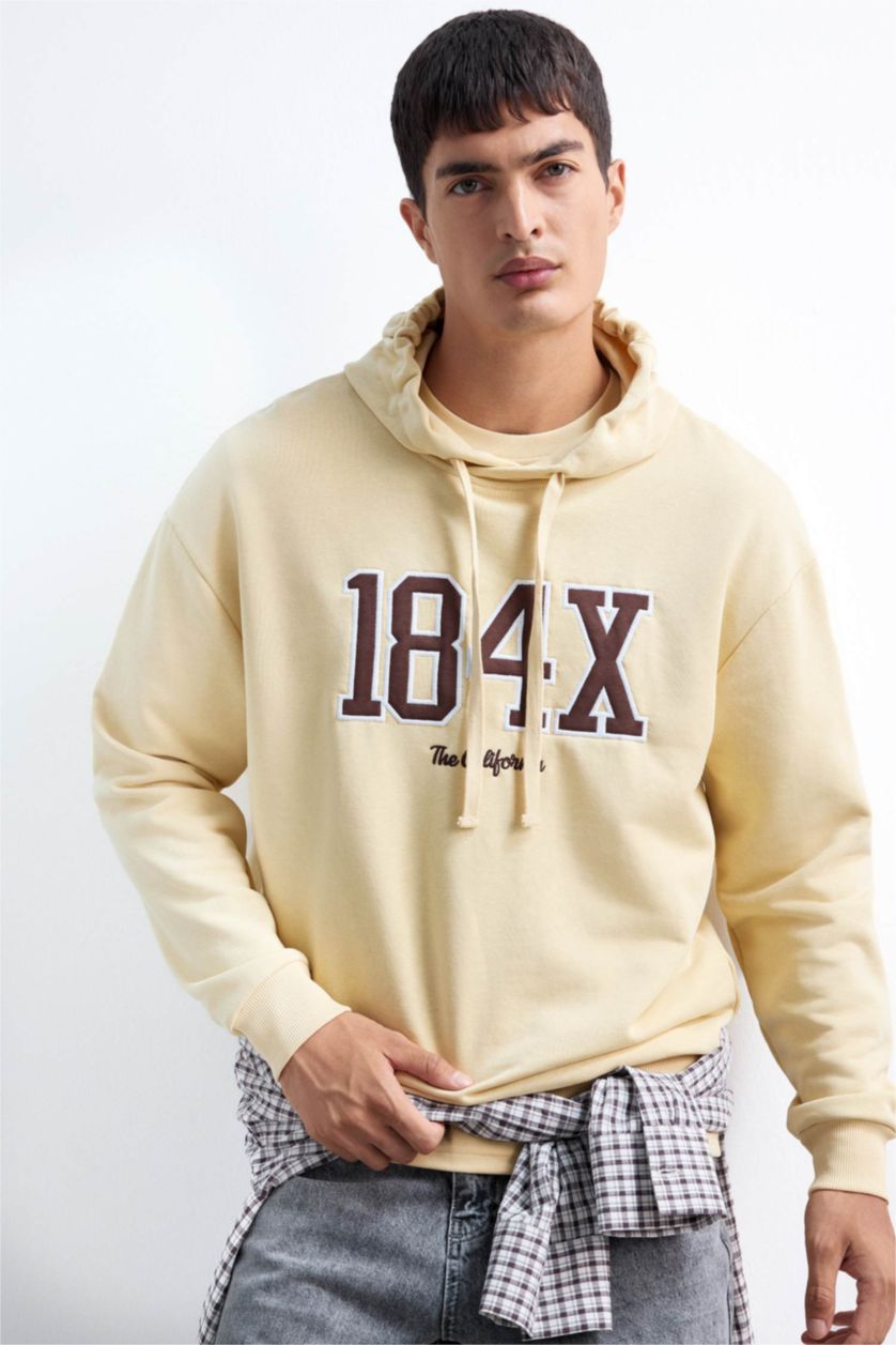 Erkek Açık Bej Boxy Fıt Kapüşonlu Baskılı Sweatshirt