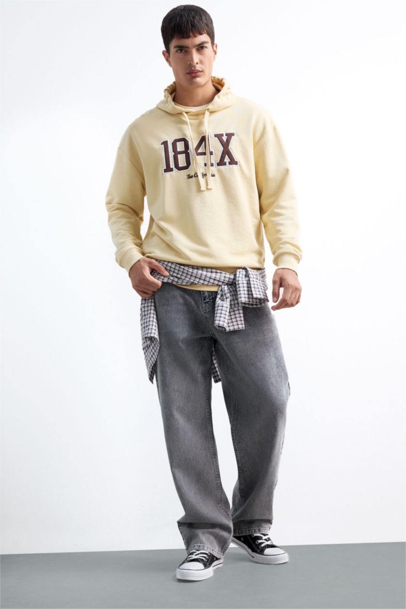 Erkek Açık Bej Boxy Fıt Kapüşonlu Baskılı Sweatshirt