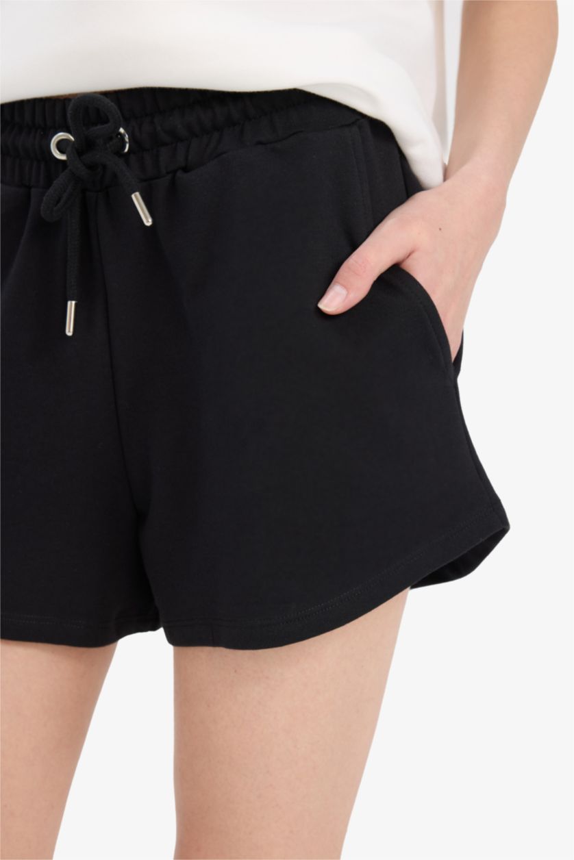 Kadın Siyah Relax Fit Beli Lastikli Siyah Bermuda Şort