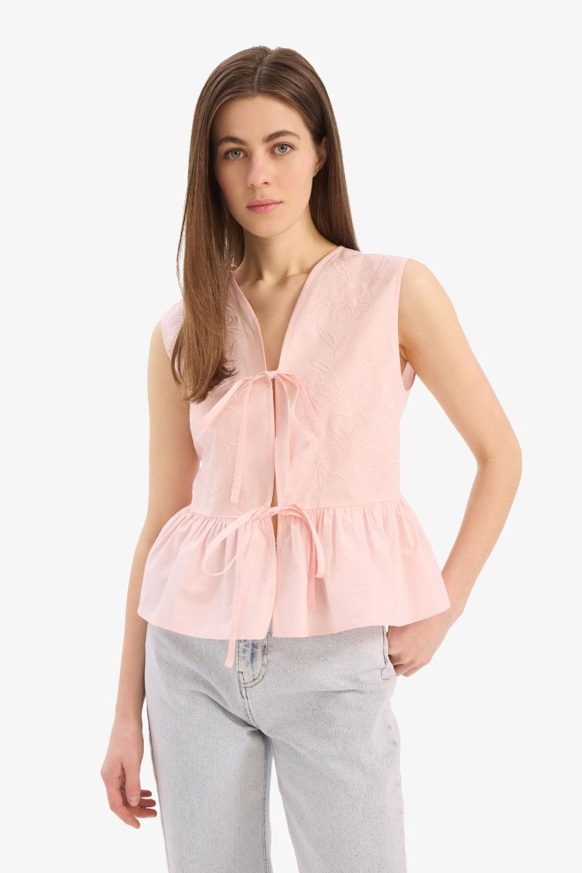 Woman Light Pink Slim Fit V-Neck Sleeveless Blouse