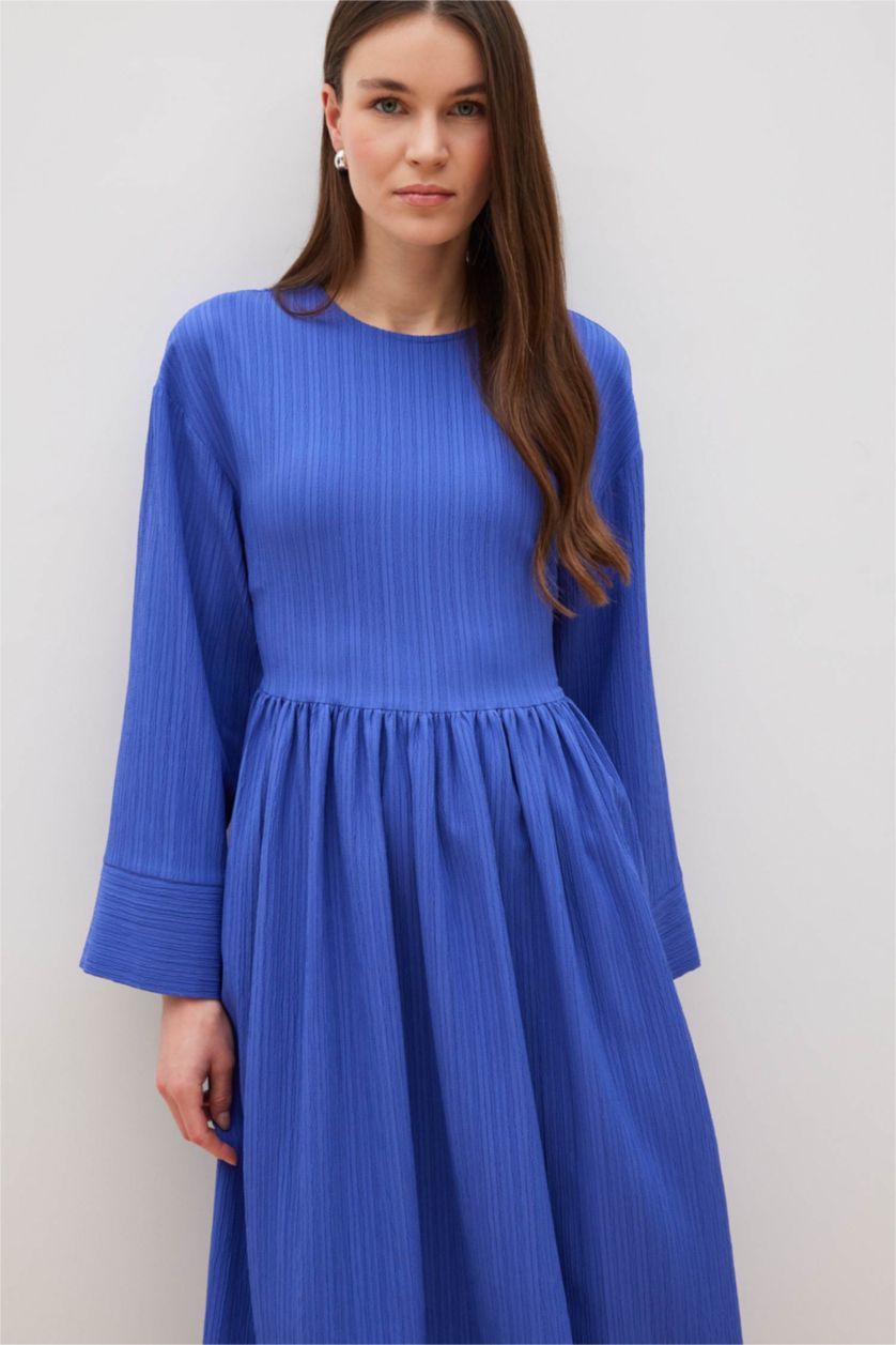 Kadın Saks Regular Fit Bisiklet Yaka Gofre Dokulu Uzun Kollu Maxi Elbise