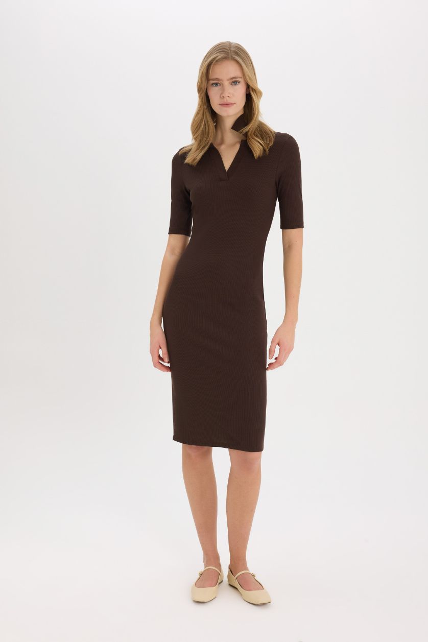 حريمي بني فستان ميدي بيزك سادة مضلع بوديكون بياقة بولو