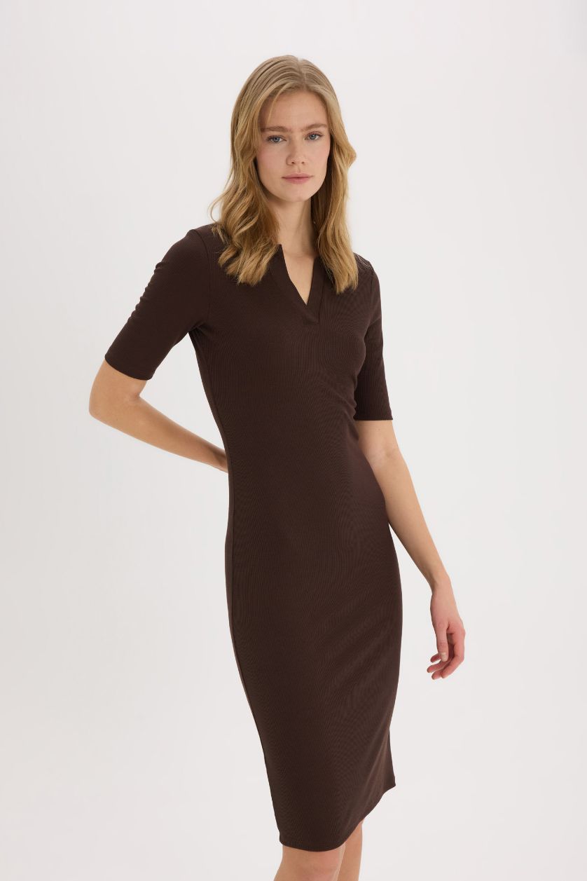 حريمي بني فستان ميدي بيزك سادة مضلع بوديكون بياقة بولو