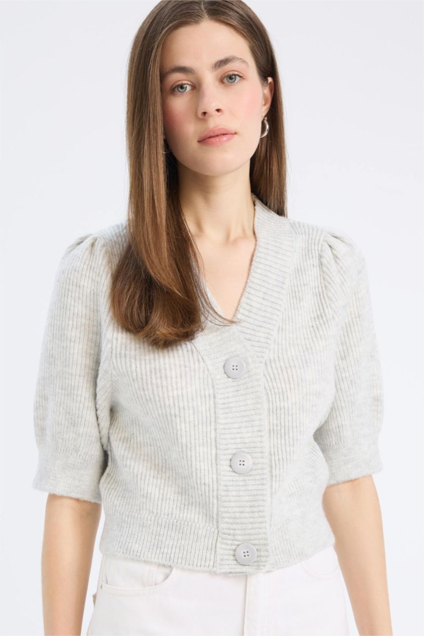 Kadın Açık Gri Fitted V Yaka Düğmeli Kısa Kollu Triko Hırka