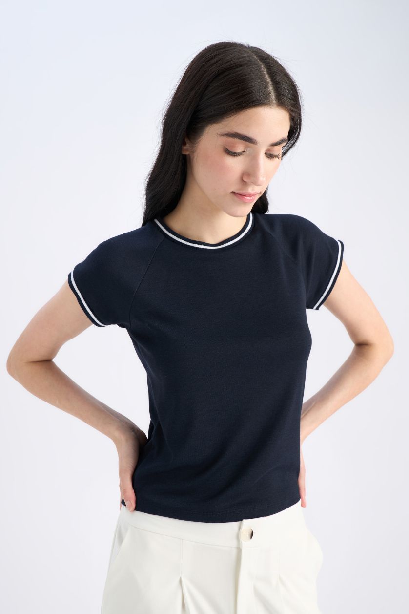 نساء كحلي تيشيرت ضيق برقبة مستديرة وأكمام قصيرة