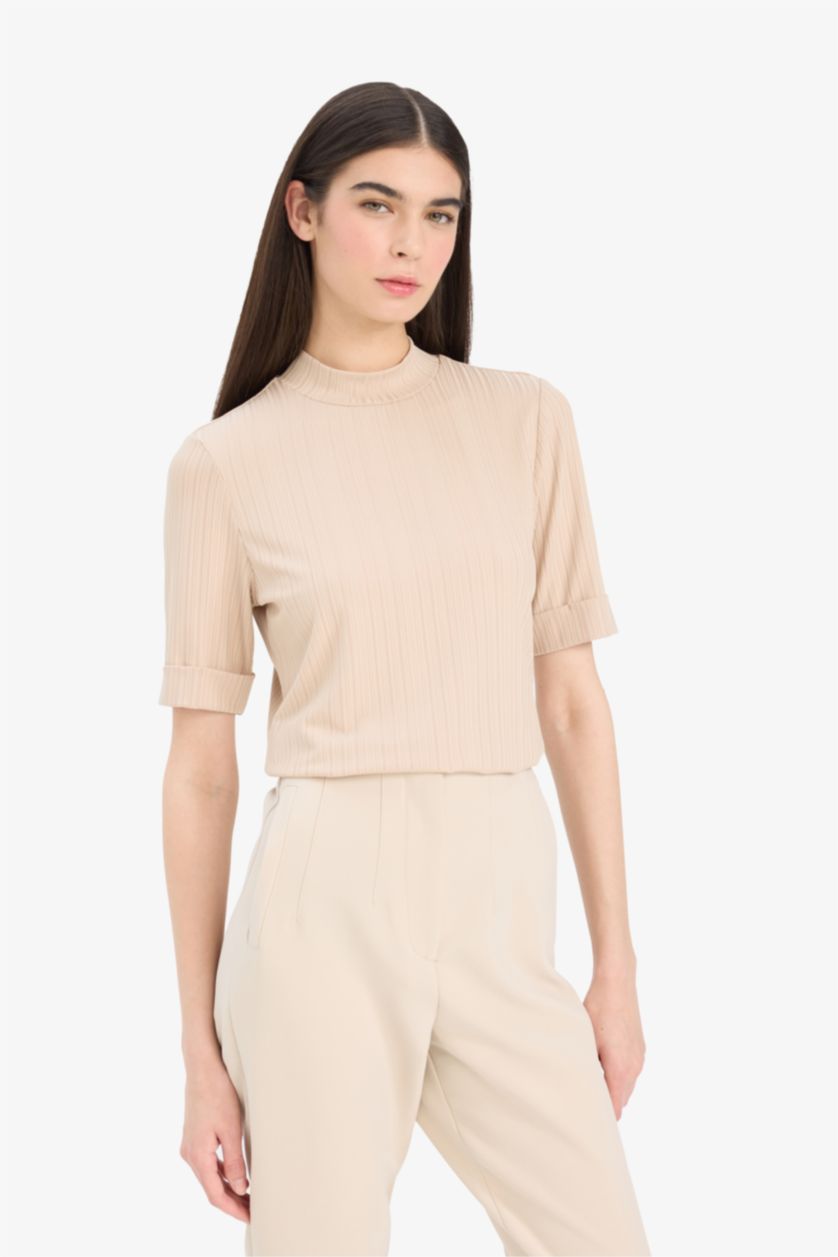 Женщины Песочный Регулярного кроя футболка с полуворотником-горлышком и короткими рукавами.