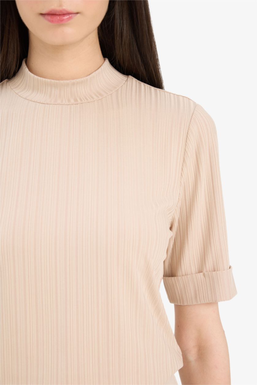 Женщины Песочный Регулярного кроя футболка с полуворотником-горлышком и короткими рукавами.