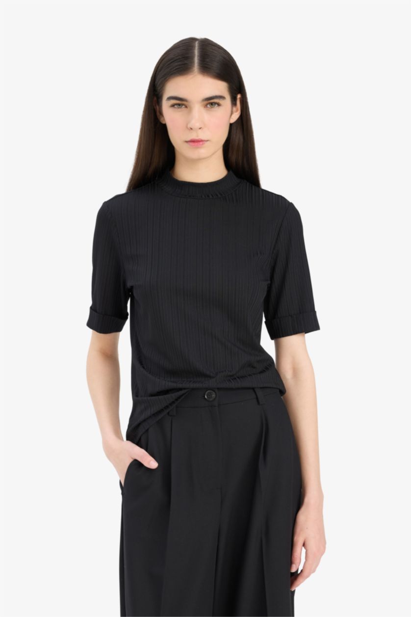 Женщины Черный Регулярного кроя футболка с полуворотником-горлышком и короткими рукавами.