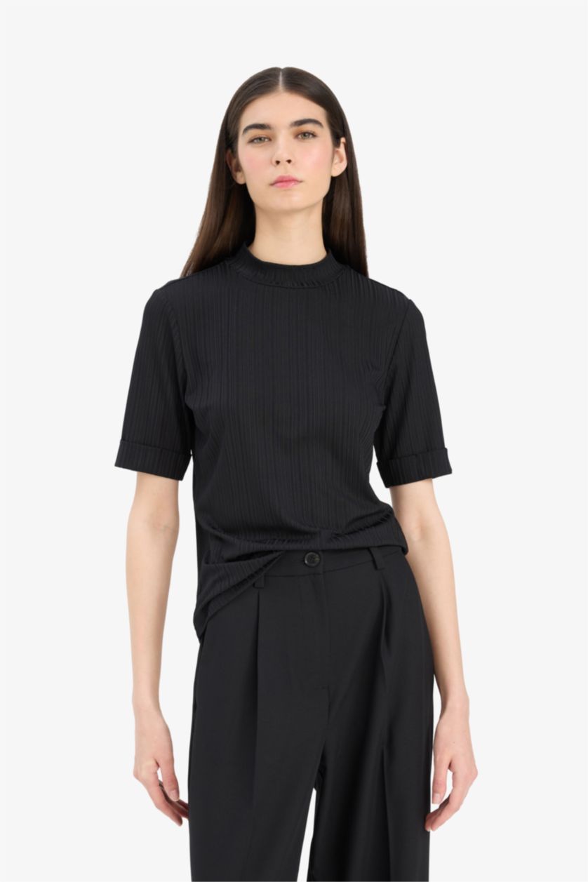 Женщины Черный Регулярного кроя футболка с полуворотником-горлышком и короткими рукавами.